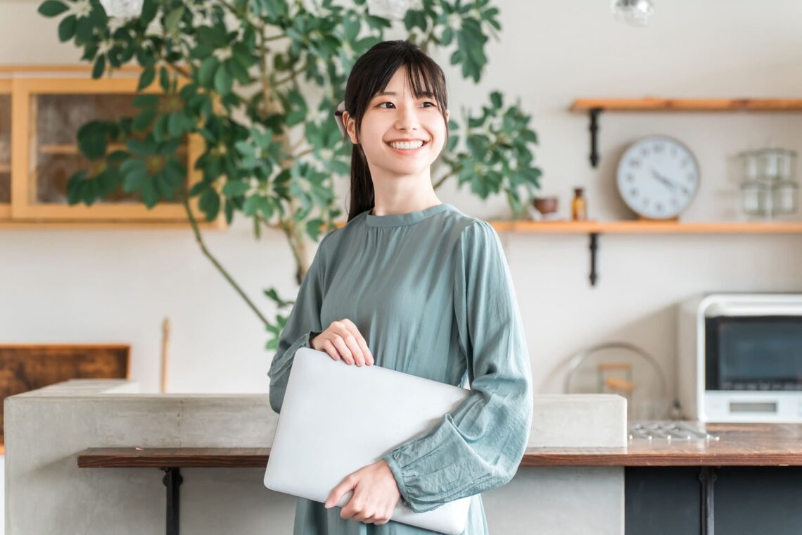 20代女性　オフィスカジュアル