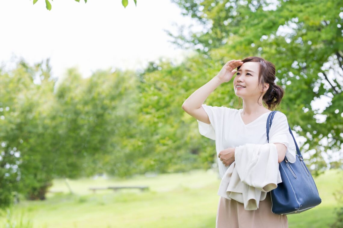 スーツ　女性　初夏
